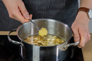 Senf zu den Cashews geben