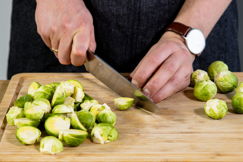 Rosenkohl putzen und schneiden