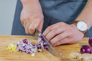Zwiebel fein würfeln