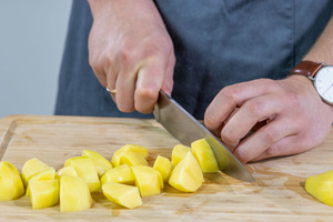 Kartoffeln in mundgerechte Stücke schneiden