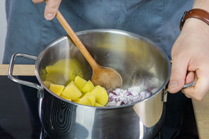 Kartoffeln, Ingwer, Zwiebel und Knoblauch anschwitzen