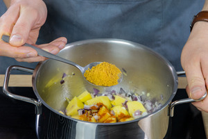 Currypulver dazugeben