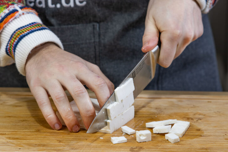 Feta klein schneiden