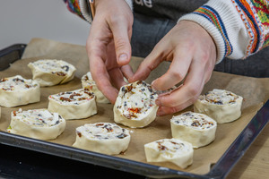 Blätterteigschnecken auf Backblech legen