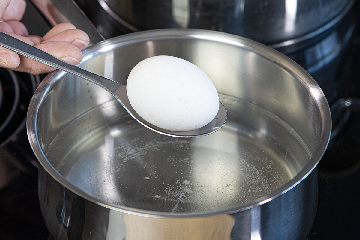 Eier als Topping für die vegetarische Miso-Ramen kochen