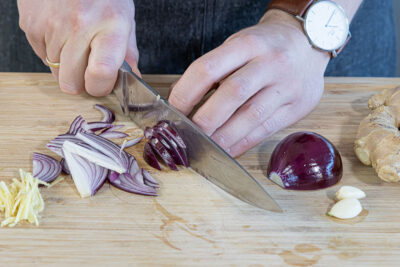 Zwibeln, Knoblauch und Ingwer schneiden und reiben