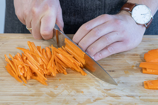 Karotten in feine Streifen schneiden