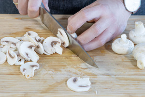 Champignons in Scheiben schneiden