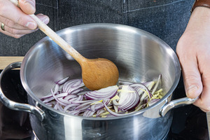 Zwibeln, Knoblauch und Ingwer anschwitzen