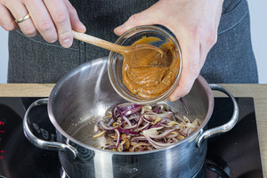 Miso Paste dazugeben und mit anschwitzen