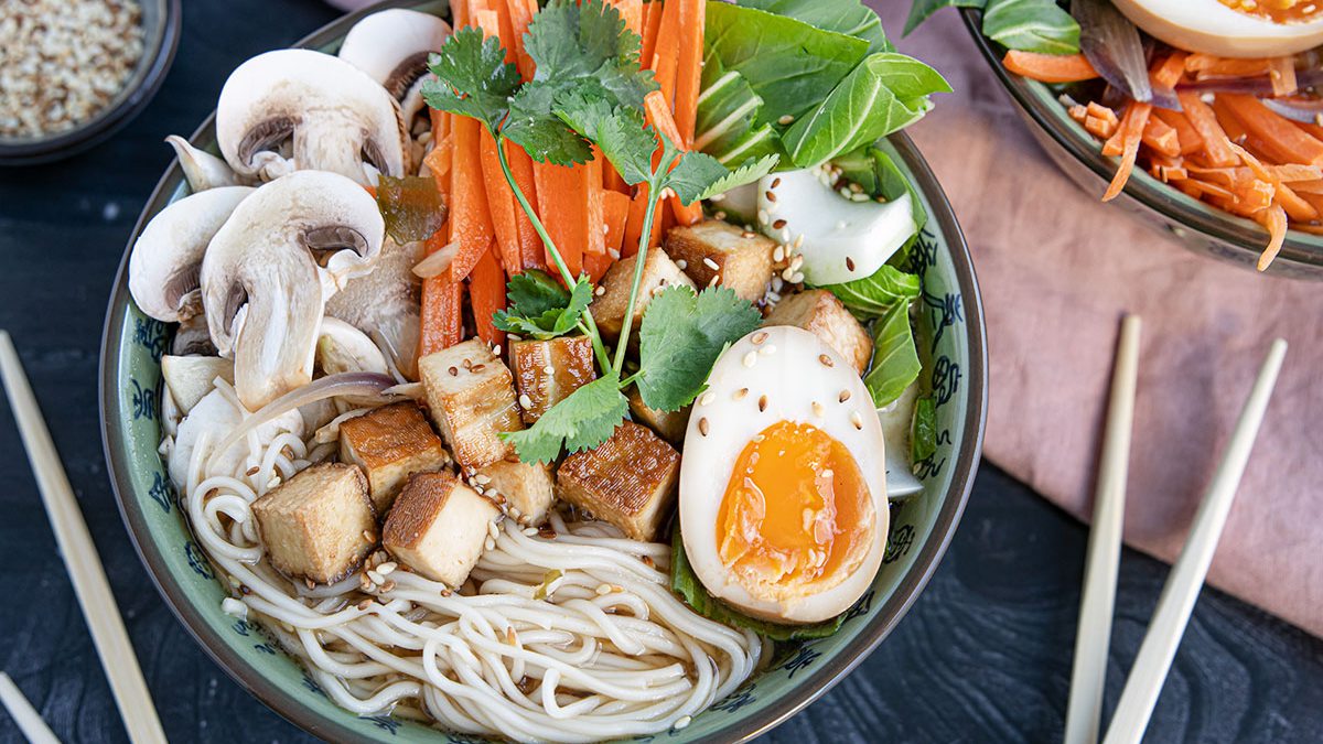 Vegetarische Miso-Ramen mit Ei und Räuchertofu