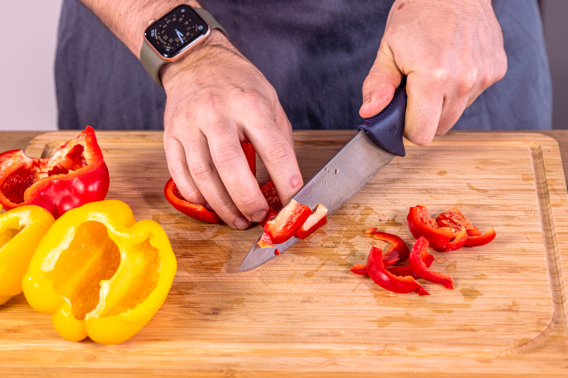 Paprika in Scheiben schneiden