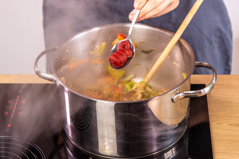 Soljanka mit Tomatenmark würzen