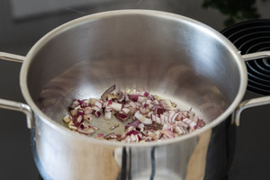 Knoblauch und Zwiebeln anbraten
