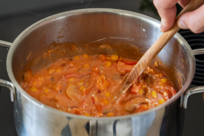 Tomaten und Sahne unterrühren