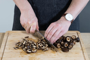 Die Shiitake Pilze fein hacken.