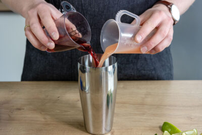Granatapfelsaft und Grapefruitsaft in einen Shaker geben