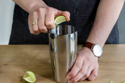 Limettensaft auspressen