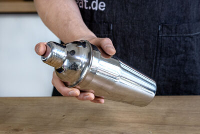 roten Vitaminshot im Shaker mixen