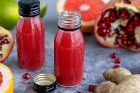 roter Vitaminshot mit Ingwer und Granatapfel