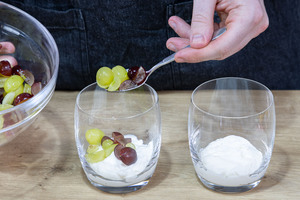 Trauben in das Glas geben