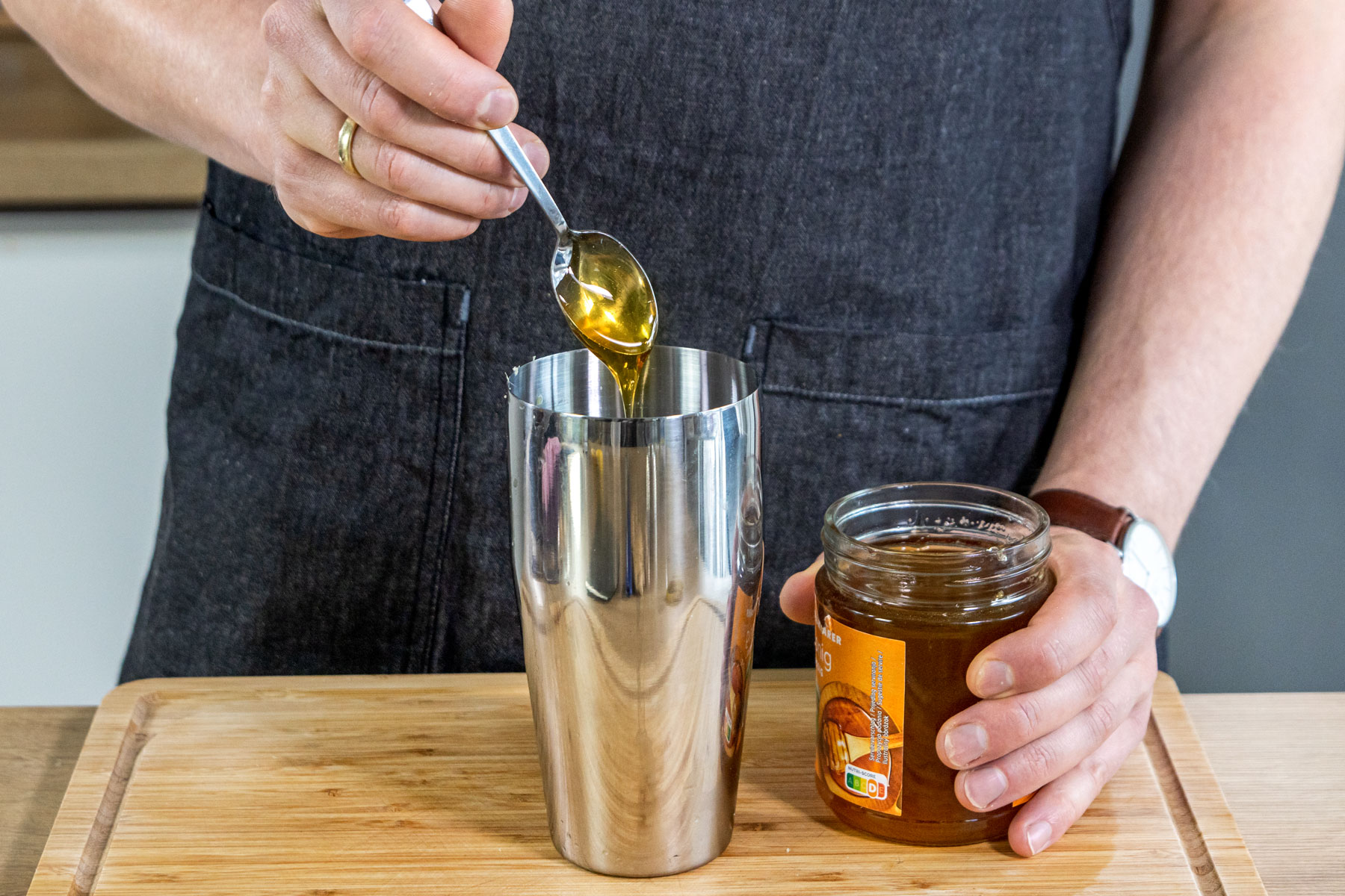 Honig zum Zitronen Ingwer Shot geben