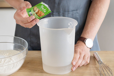 Hefe, Zucker und Wasser vermischen