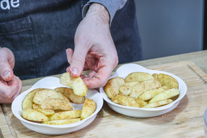 Äpfel in Schale geben