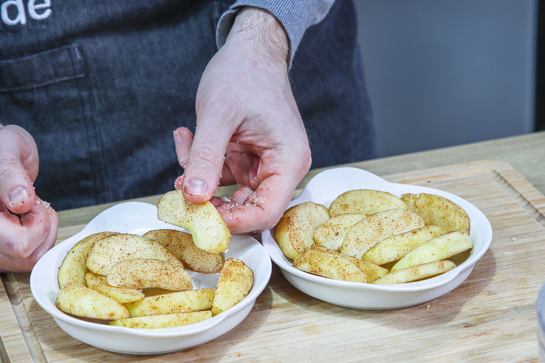 Äpfel in Schale geben
