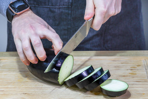 Aubergine in Scheiben schneiden
