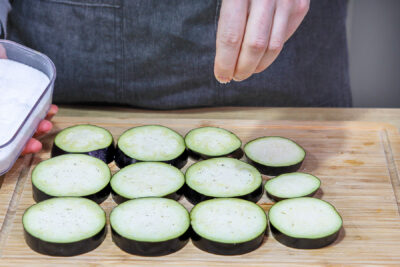 Aubergine salzen