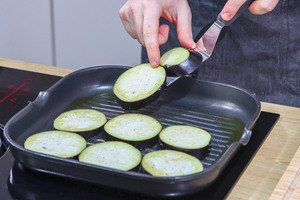 Aubergine in die Pfanne geben
