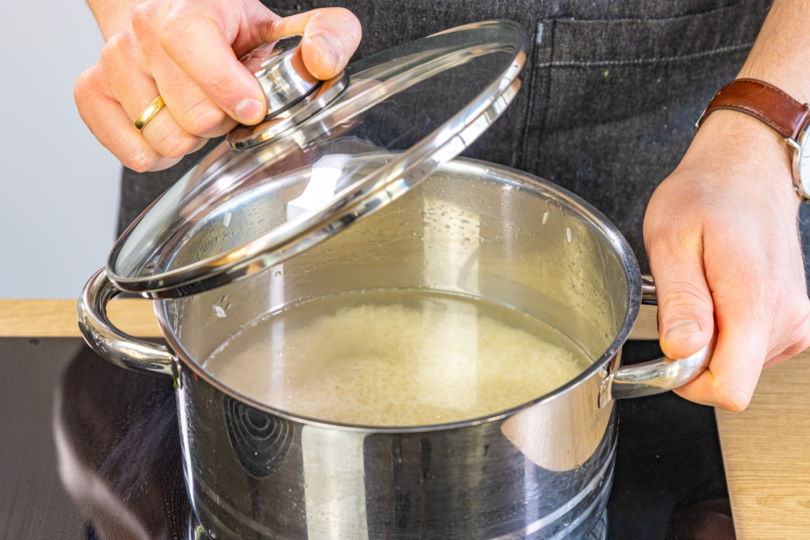 Reis mit Deckel kochen