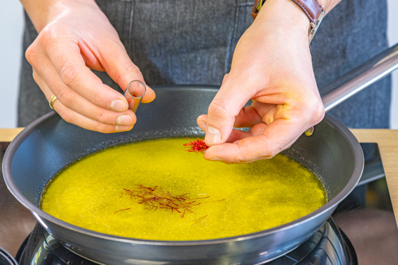 Safranfäden zur Butter geben