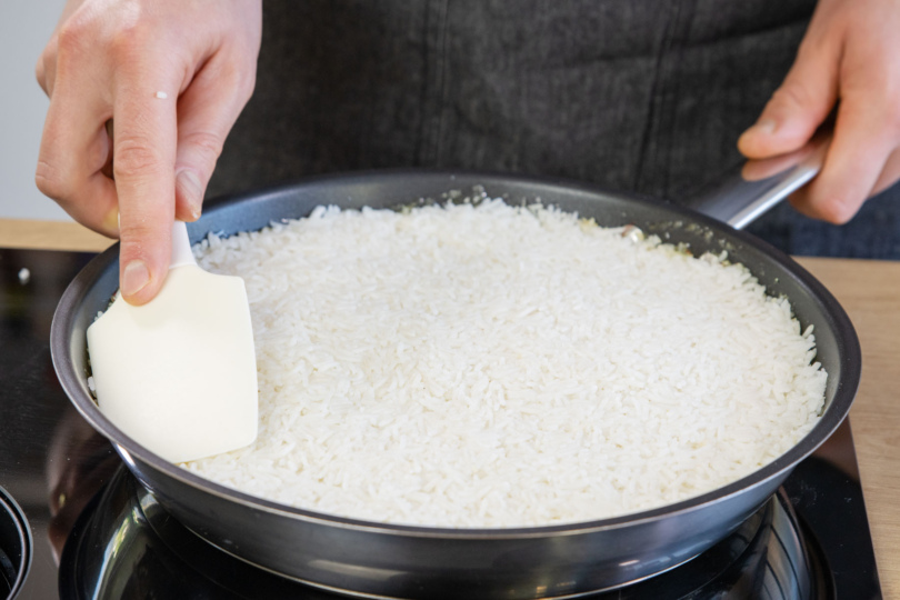 Reis in der Pfanne verteilen