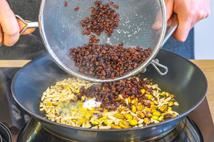 Berberitzen in die Pfanne geben