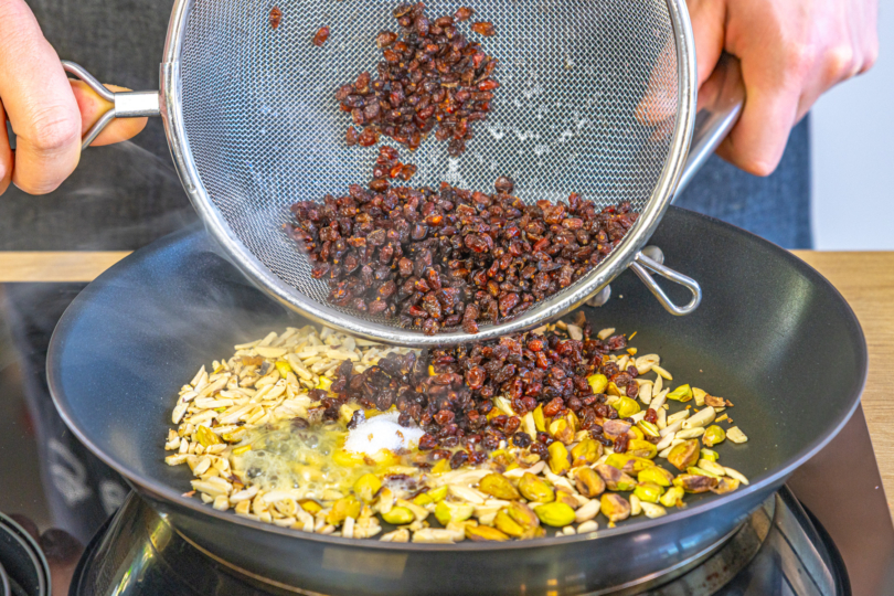 Berberitzen in die Pfanne geben