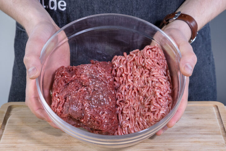 Hackfleisch in Schüssel geben