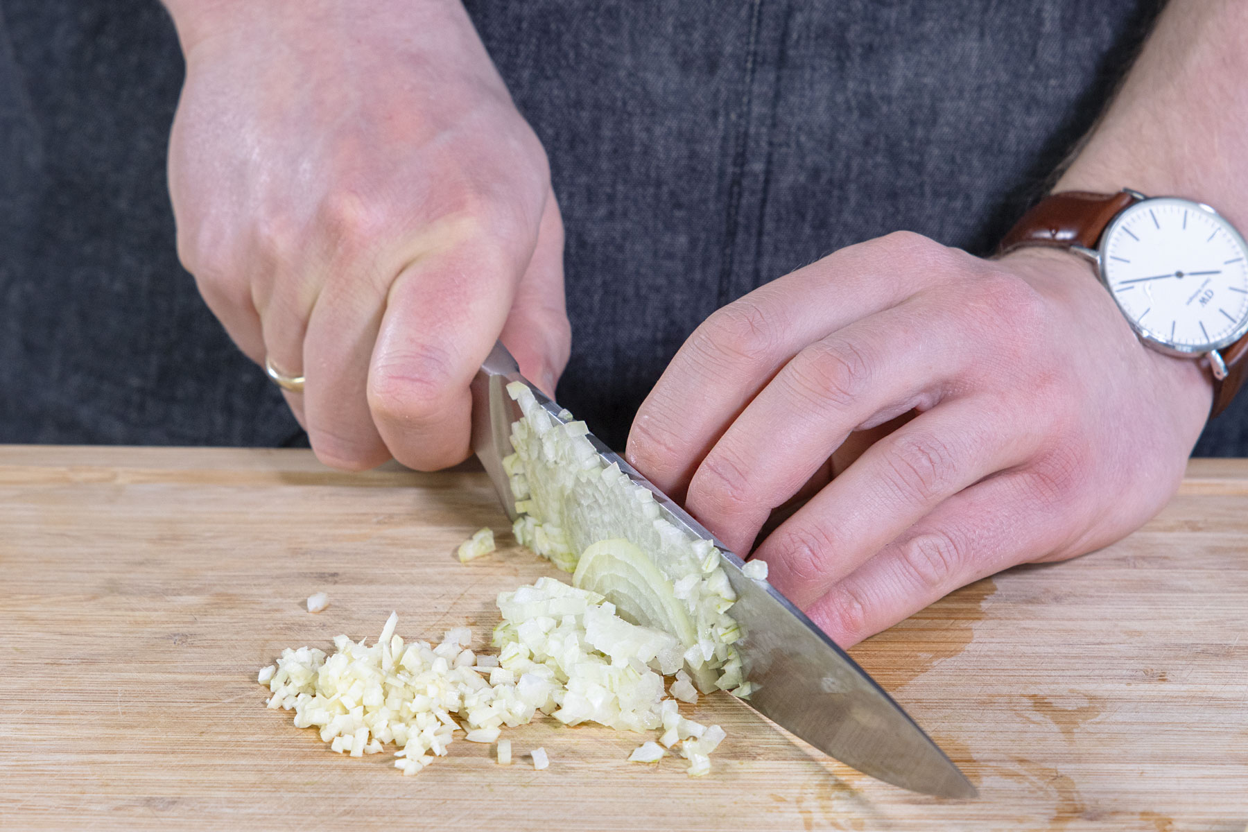 Zwiebel würfeln