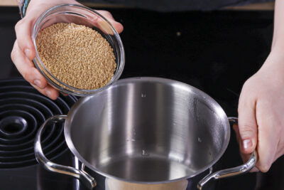 Couscous in den Topf geben