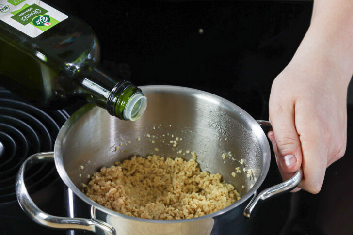 Olivenöl zum Couscous geben