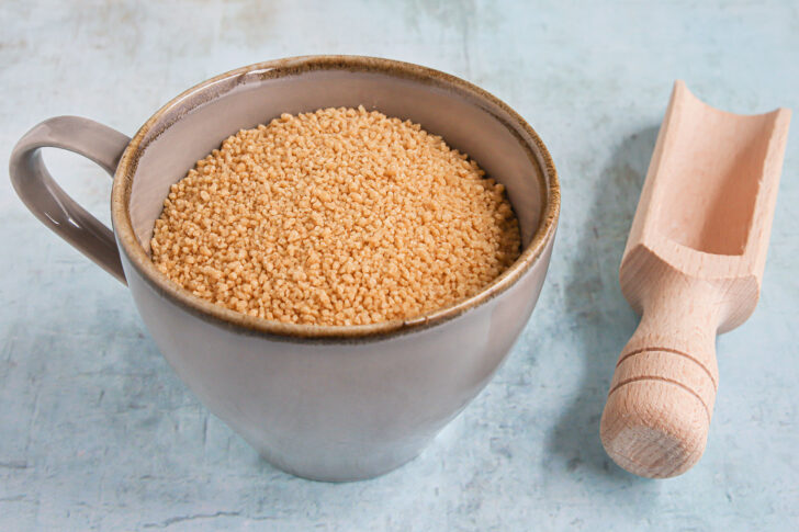 Couscous in einer Tasse abmessen