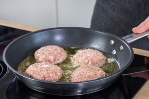 DDR Bouletten in die Pfanne geben