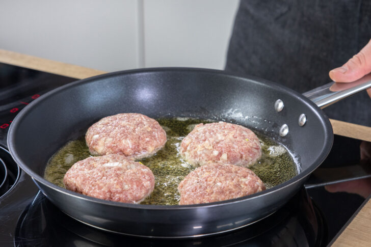 DDR Bouletten in die Pfanne geben