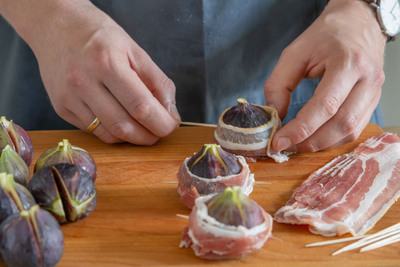 Feigen mit Bacon umwickeln