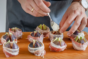 Feigen mit Ziegenfrischkäse bedecken