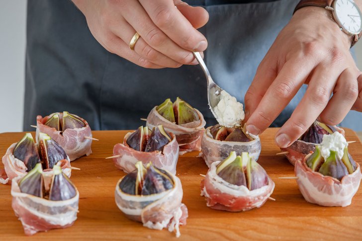 Feigen mit Ziegenfrischkäse bedecken