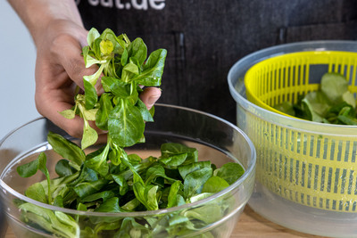 Feldsalat waschen