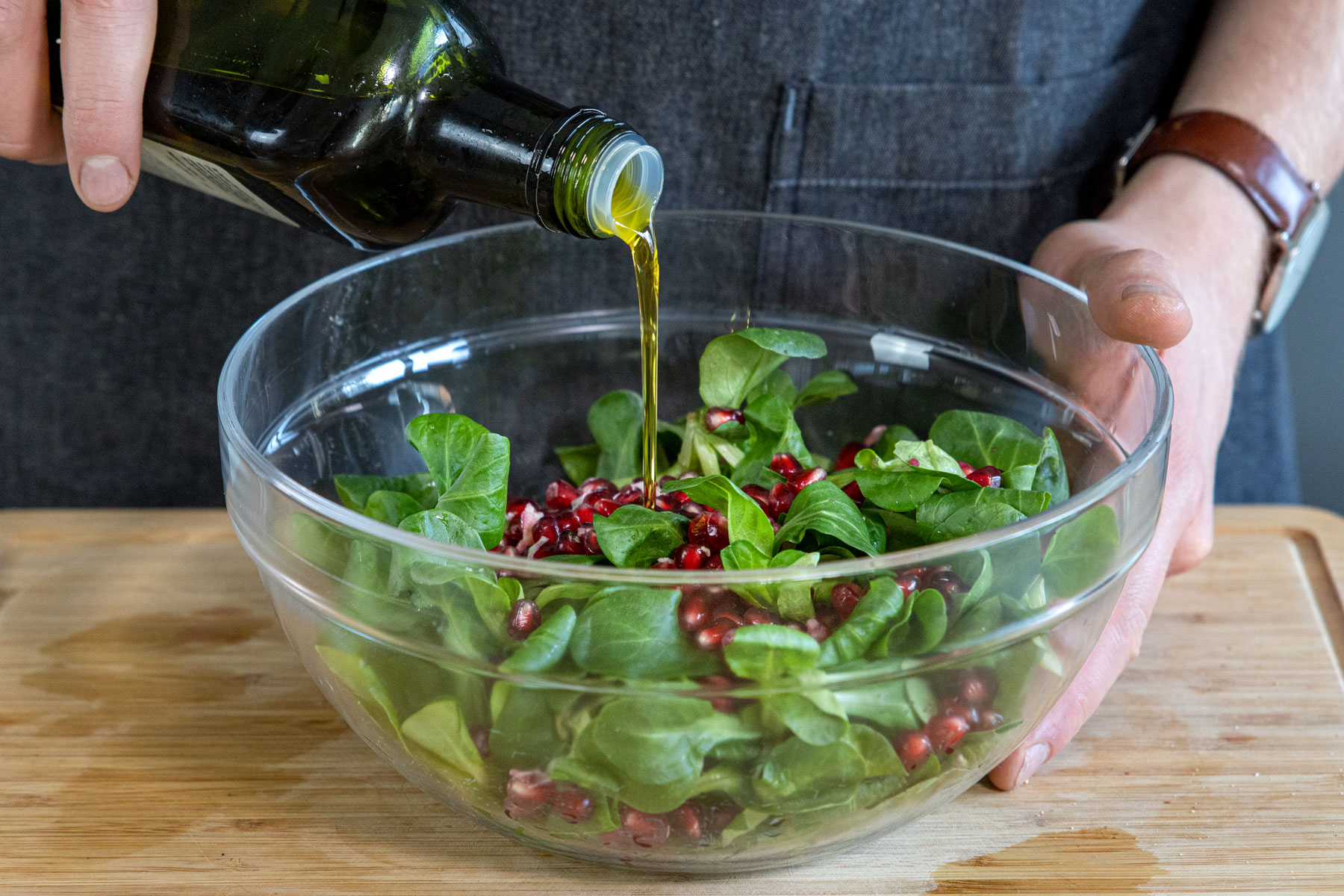 Olivenöl zu Feldsalat geben