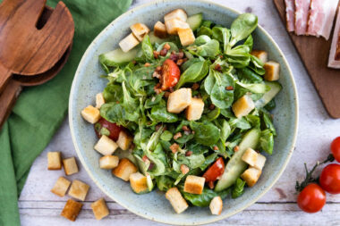 Feldsalat mit Speck und Croutons.